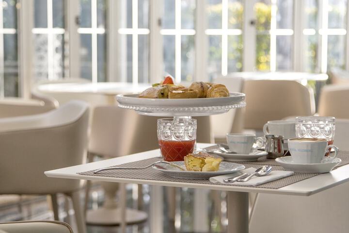 Breakfast/Coffee Service 62 of 111