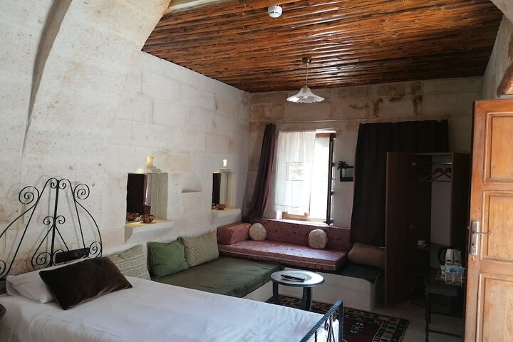 Room 4 of 98