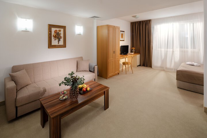 Room 4 of 10