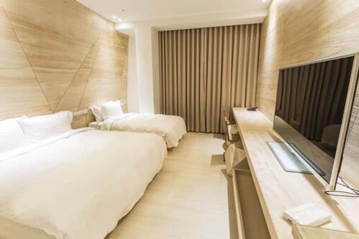 Room 32 of 89