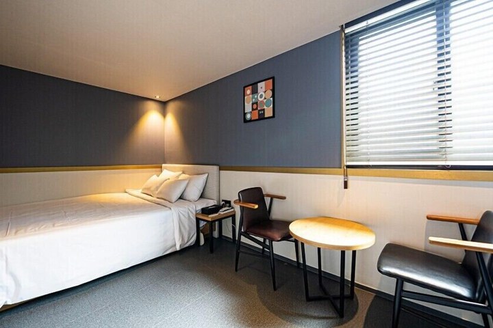 Room 7 of 65