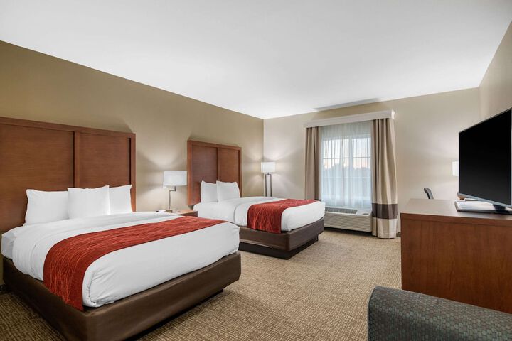 2 Queen Beds Mobility Accessible (9 of 10)