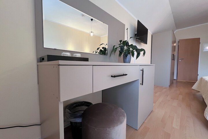 Room 12 of 28