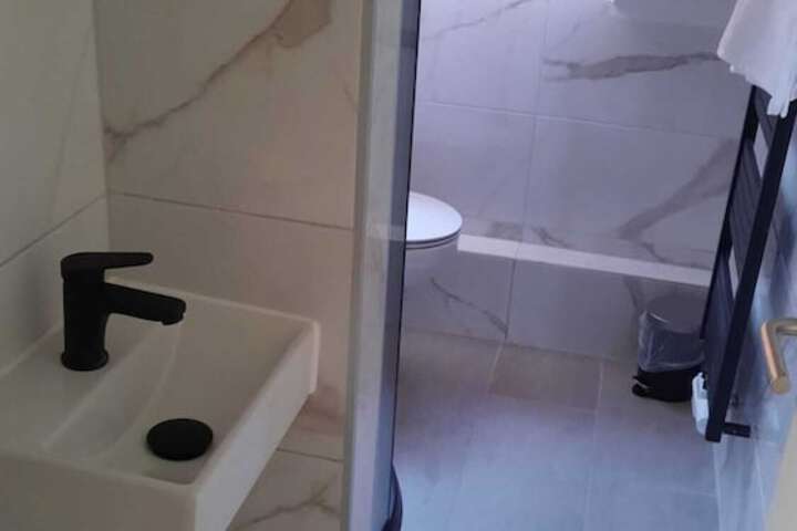 Room 6 of 11