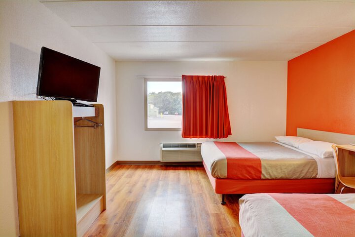 1 Queen Bed (7 of 16)