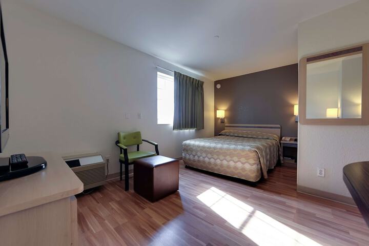 1 Queen Bed (10 of 10)