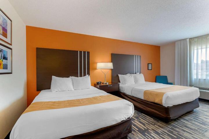 2 Queen Beds (2 of 5)