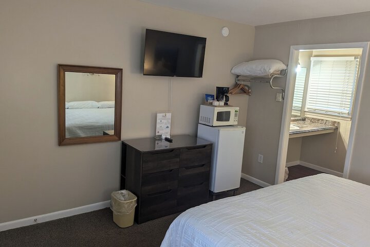 Deluxe Room 1 King Bed (1 of 7)