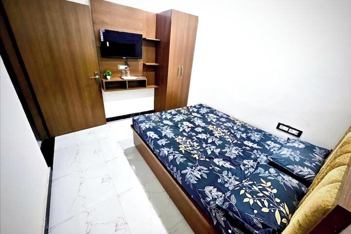 Room 5 of 17