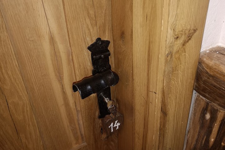 Room 33 of 102
