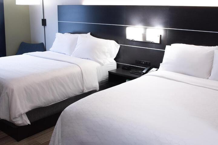 2 Queen Beds (1 of 12)