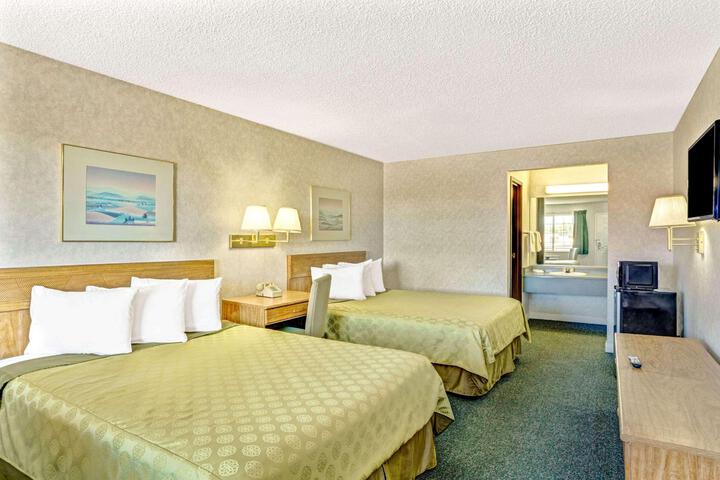 1 Queen Bed (1 of 11)