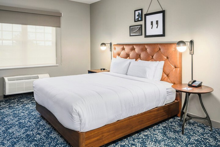 Room 32 of 84