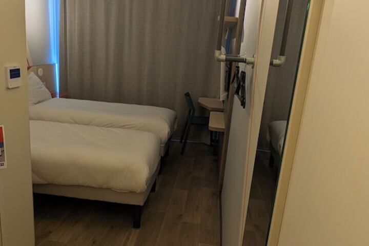 Room 7 of 77