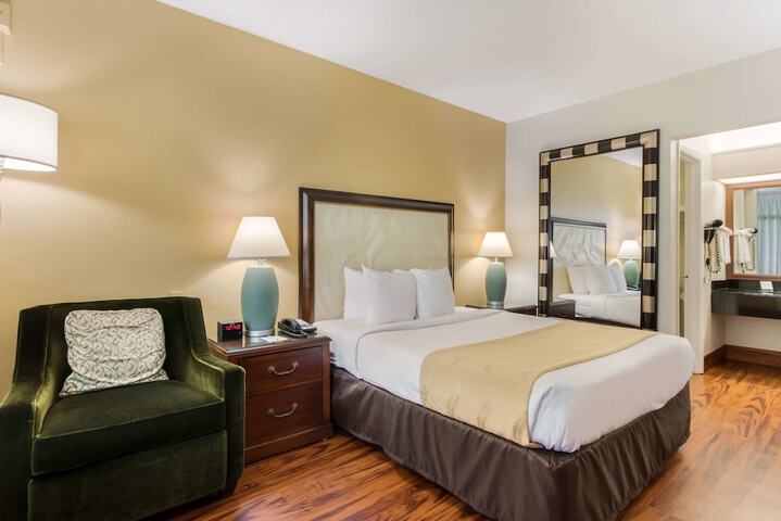 1 Queen Bed (4 of 17)