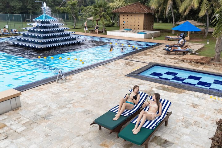 Hotel Pool