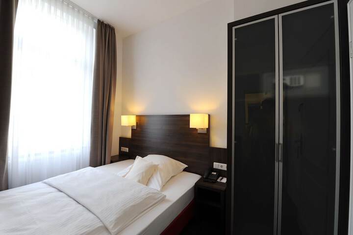 Room 4 of 34
