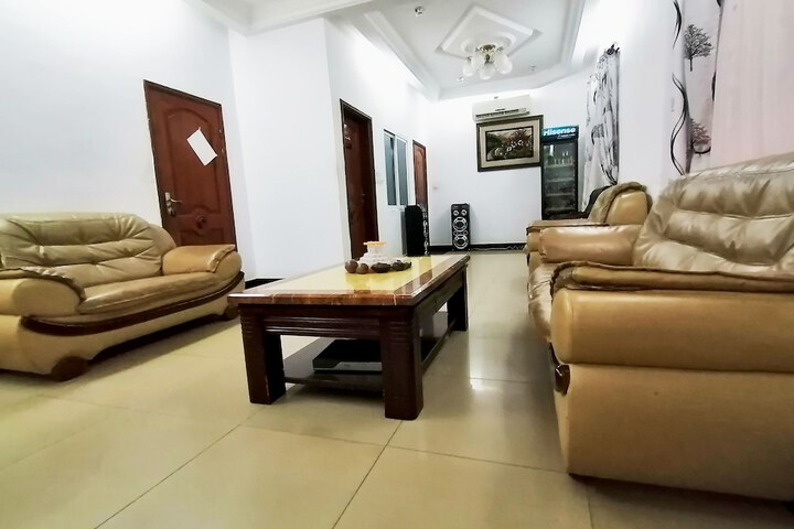 Lounge 26 of 29