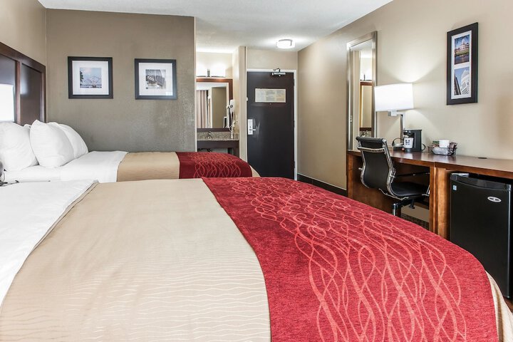 2 Queen Beds (7 of 10)
