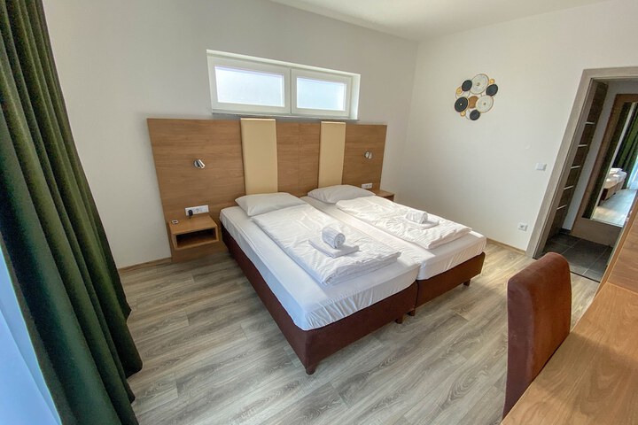 Room 6 of 13