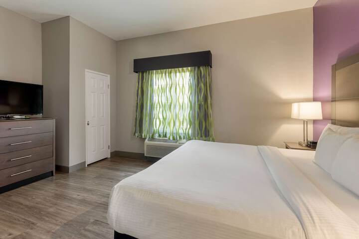 1 King Bed (13 of 18)