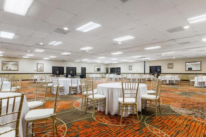 Ballroom/Hall 15 of 23