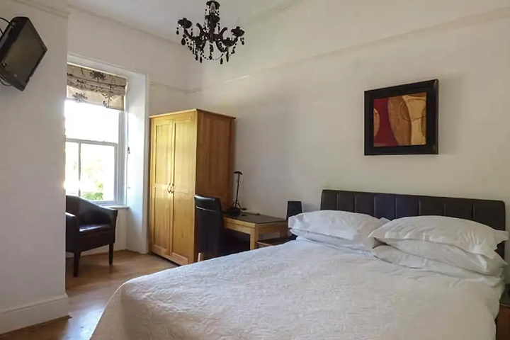 Room 6 of 12