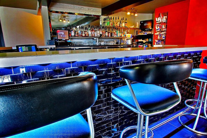 Lounge 28 of 36