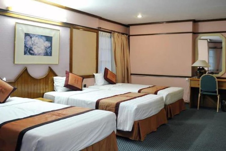 Room 10 of 32