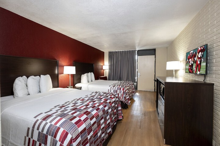 Deluxe 2 Queen Beds (3 of 14)