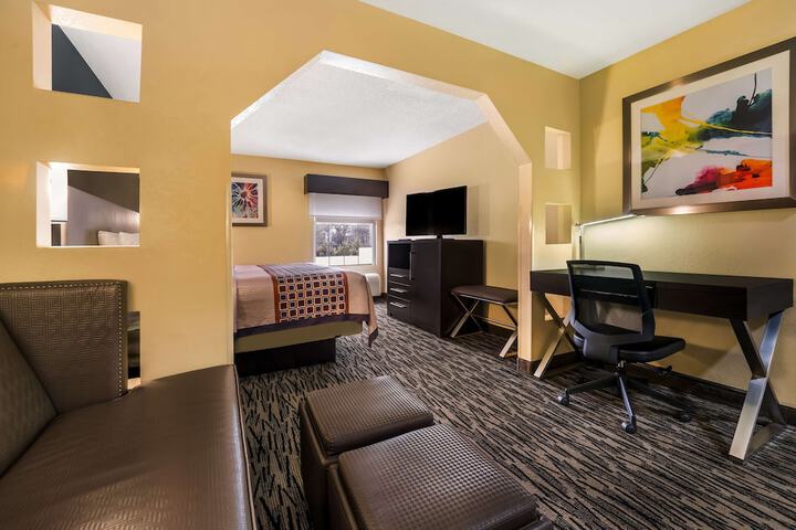 1 King Bed Fltscntv Reclnr Microwave, Refrigerator High Speed Coffee Maker Full Breakfast (15 of 18)