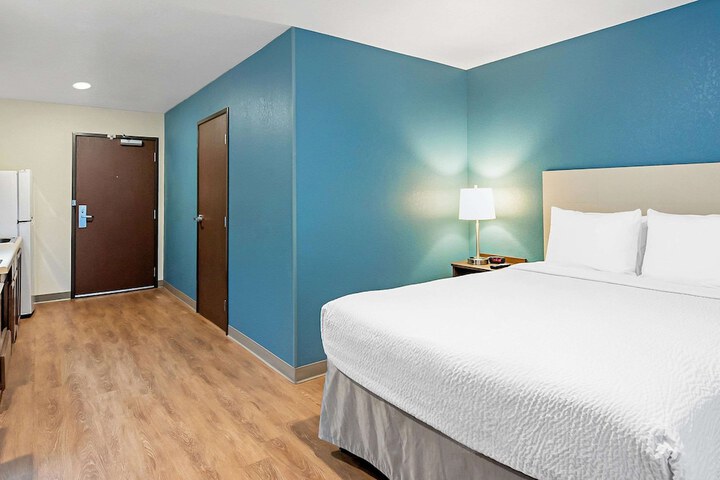 1 Queen Bed (9 of 26)