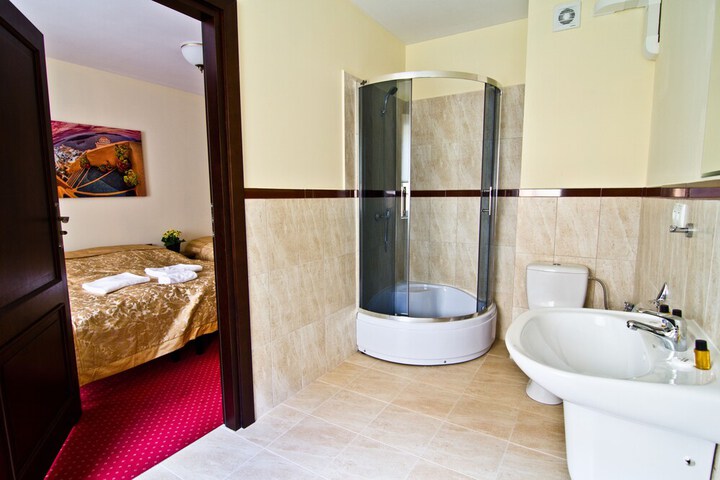 Room 12 of 25