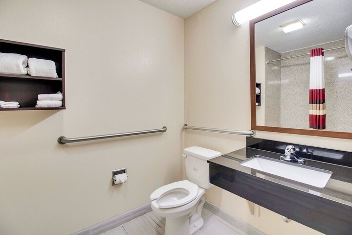 ADA Accessible Deluxe Queen (20 of 22)