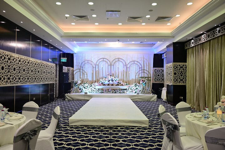Ballroom/Hall 34 of 39