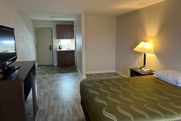 Room 4 of 13