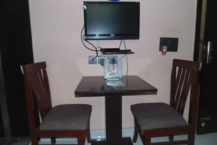 Room 6 of 12