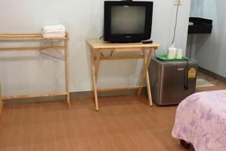 Room 4 of 8