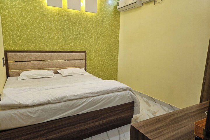 Room 6 of 14
