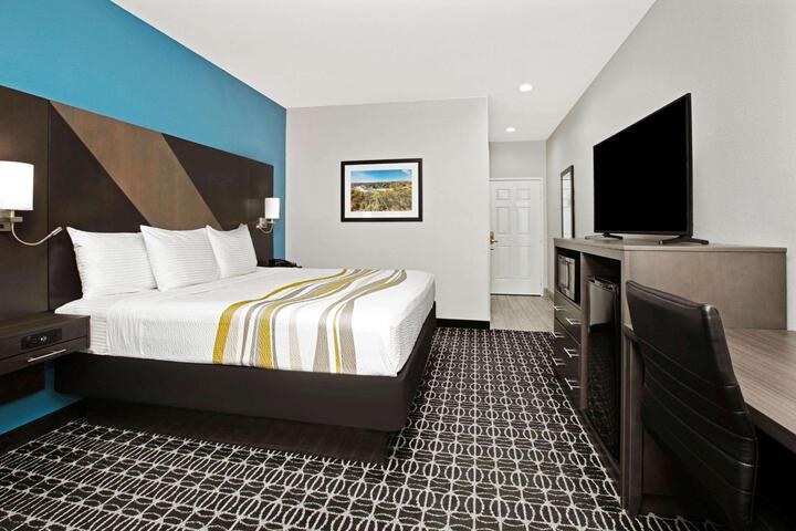 1 King Bed (3 of 9)