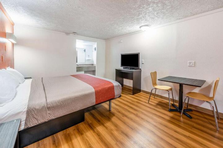 1 King Bed (2 of 11)