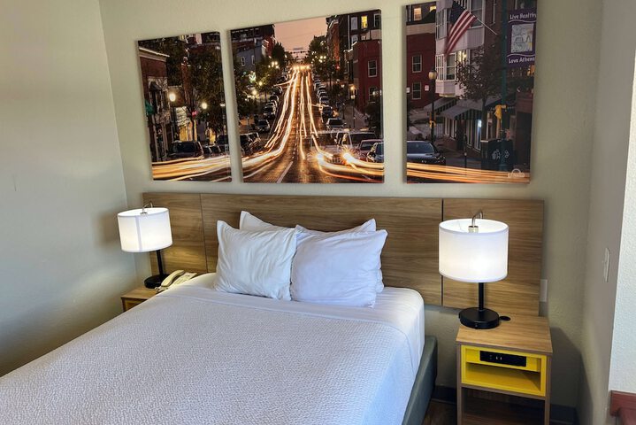1 Queen Bed (25 of 25)