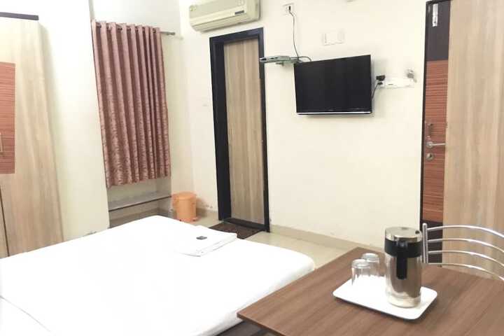 Room 9 of 16