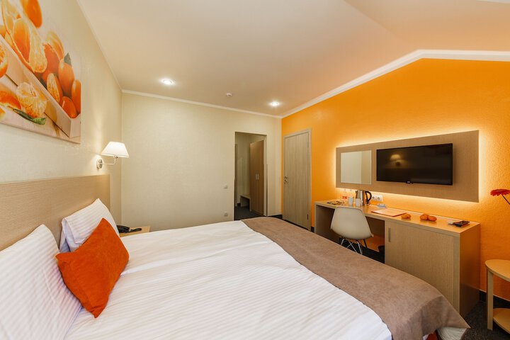 Room 4 of 33