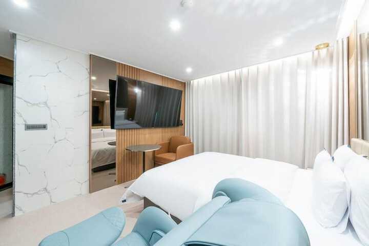 Room 33 of 109