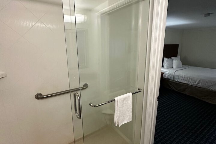 2 Queen Beds Mobility Accessible (9 of 37)
