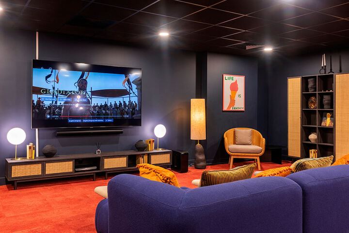 Lounge 16 of 26