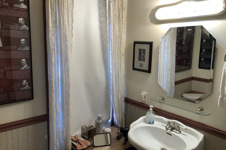 Room 27 of 32