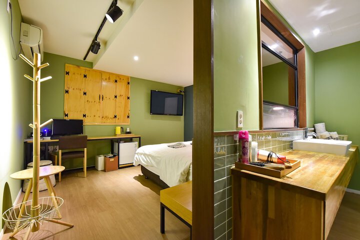 Room 30 of 66