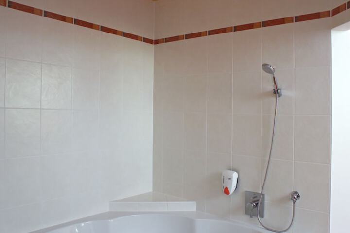 Jetted tub